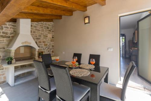 Modernes Apartment nur 250 Meter zum Strand mit privatem Balkon, Grill, WiFi