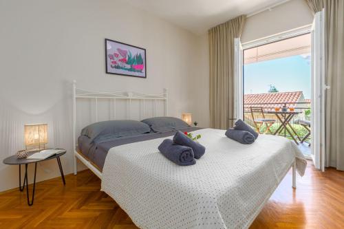 Frisch renoviertes Apartment wenige Gehminuten vom Strand mit privatem Balkon, Klima, Grill, WiFi