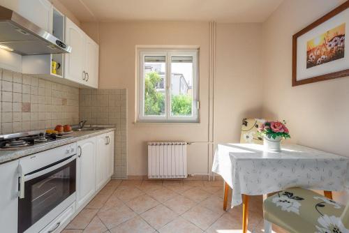 Komfortables Apartment wenige Minuten zur Altstadt von Porec und zum Strand mit Garten