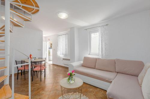 Besonderes Apartment mit eigener Galerie im Dachgeschoss - nur wenige Minuten zum Strand