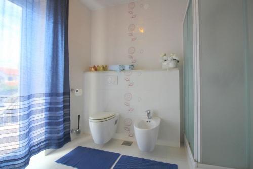 Helles Apartment nur 350 Meter zum Strand mit privatem Balkon und Meerblick