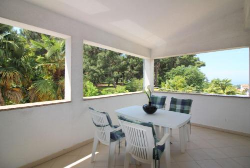 Helles Apartment nur 350 Meter zum Strand mit privatem Balkon und Meerblick