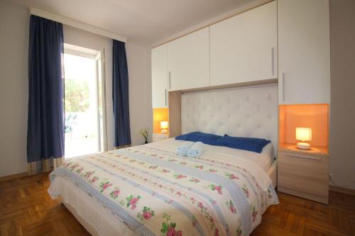 Helles Apartment nur 350 Meter zum Strand mit privatem Balkon und Meerblick