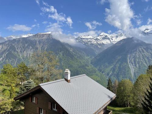 a house with a view of a mountain at Revier Seebueb am Waldhausweg in Braunwald