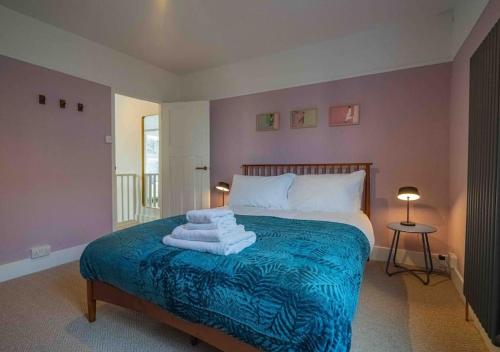 a bedroom with a bed with towels on it at Ramsgate Family Cottage nr Beach -Harbour- Sleeps 4 - Garden - Parking on Street in Ramsgate