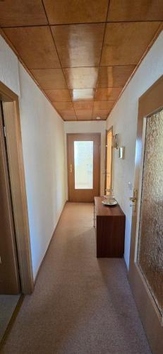 a hallway with a room with a table and a door at Ruhige ländliche Wohnung in Oederan
