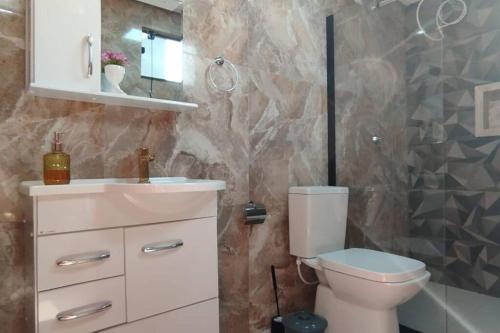Ένα μπάνιο στο Residencial Paraíba Casa M E