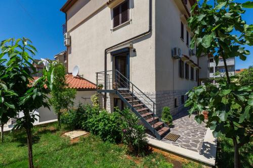 Frisch renoviertes Apartment wenige Gehminuten vom Strand mit privatem Balkon, Klima, Grill, WiFi