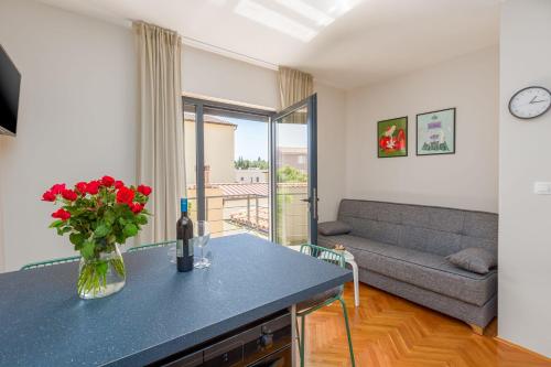 Frisch renoviertes Apartment wenige Gehminuten vom Strand mit privatem Balkon, Klima, Grill, WiFi