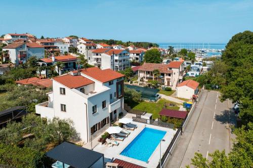 an aerial view of a house with a swimming pool at Extravagantes Apartment nur 100 Meter zum Strand mit Salzwasserpool und Jacuzzi in Funtana