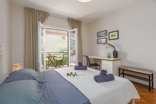 Frisch renoviertes Apartment wenige Gehminuten vom Strand mit privatem Balkon, Klima, Grill, WiFi