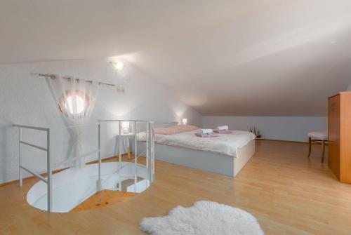 Besonderes Apartment mit eigener Galerie im Dachgeschoss - nur wenige Minuten zum Strand