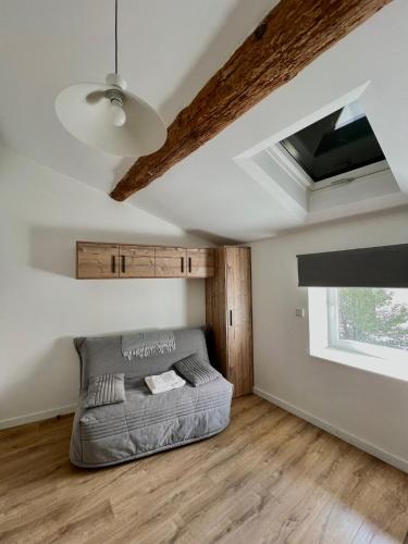 une chambre avec un lit et une fenêtre dans l'établissement Joli Studio Champagne au Mont d'or, à Champagne-au-Mont-dʼOr