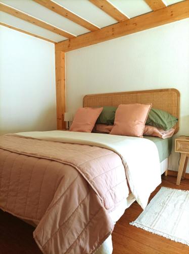 a bedroom with a large bed in a room at Pinheiros Tranquilos Alojamento Local Sertã in Valongo