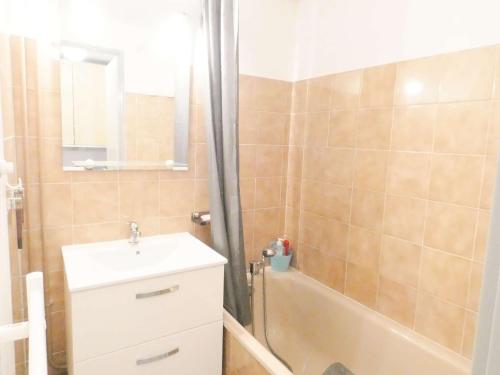 Appartement T2 avec Balcon pour 4 pers - Saint-Lary-Soulan - Sud-Est avec Parking et Casier à Ski - FR-1-457-332 في سانت لاري سولون: حمام مع مغسلة وحوض استحمام