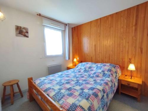 une chambre avec un lit et deux tables et une fenêtre dans l'établissement T2 cosy 4 pers Saint-Lary-Soulan avec parking - FR-1-457-356, à Saint-Lary-Soulan