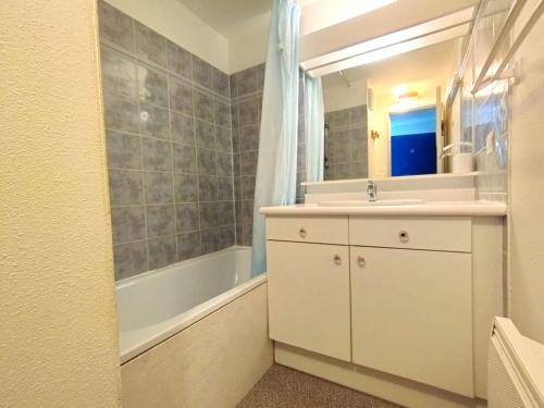 une salle de bain avec un lavabo, une baignoire et un miroir dans l'établissement T2 cosy 4 pers Saint-Lary-Soulan avec parking - FR-1-457-356, à Saint-Lary-Soulan