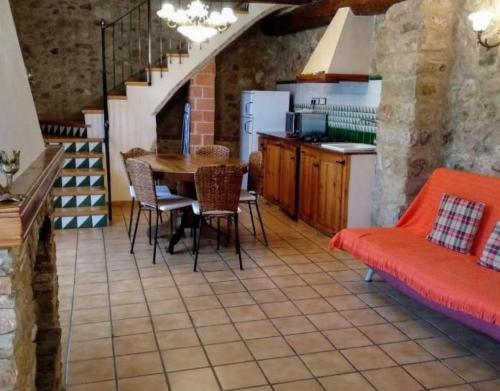 a kitchen and dining room with a table and chairs at Miramar in Montblanc