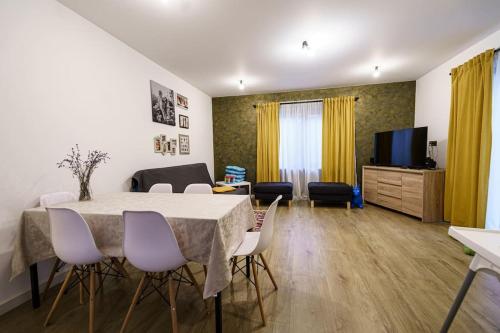 Un televizor și/sau centru de divertisment la Casa Axente