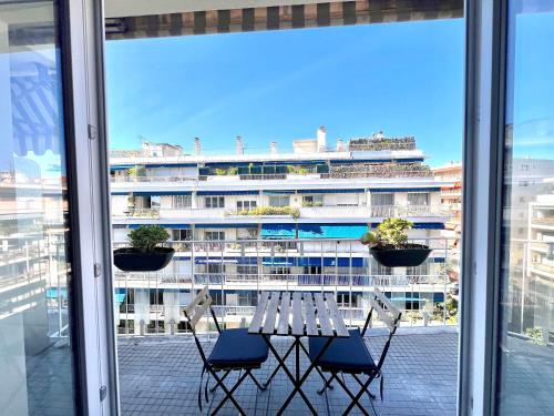 B030 Grand studio renove spacieux et lumineux