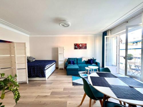 un salon avec un lit et une table dans l'établissement B030 Grand studio renove spacieux et lumineux, au Cannet