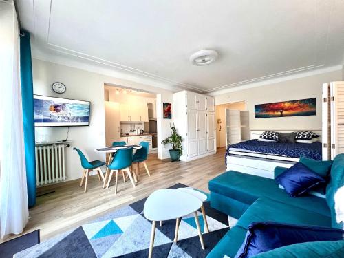 un salon avec un lit et un canapé dans l'établissement B030 Grand studio renove spacieux et lumineux, au Cannet