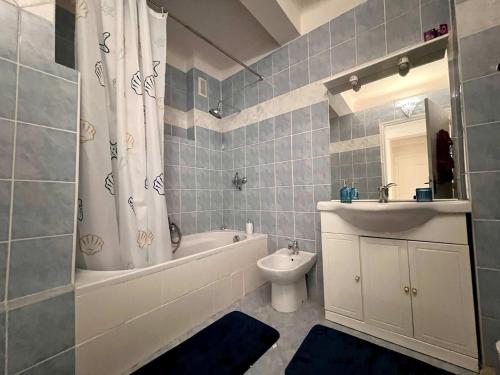 une salle de bain avec une baignoire, un lavabo et des toilettes dans l'établissement B030 Grand studio renove spacieux et lumineux, au Cannet