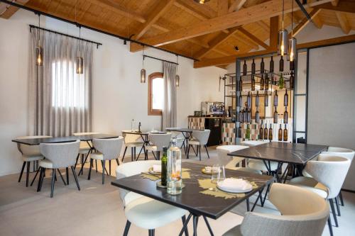 雷克纳Finca Calderón Enoresort的用餐室配有黑桌和白色椅子