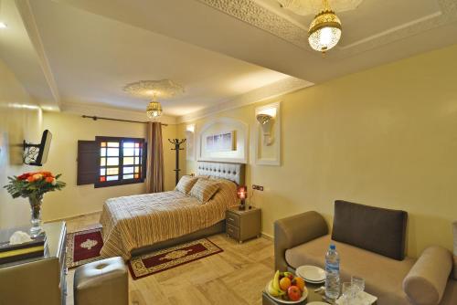 ein Schlafzimmer mit einem Bett und ein Wohnzimmer in der Unterkunft Blue Sky Hotel in Fès