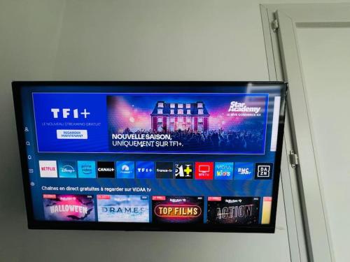 TV a/nebo společenská místnost v ubytování Studio lumineux