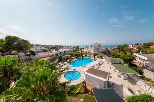 een luchtzicht op een resort met een zwembad bij Nicolaus Prime Il Gabbiano Hotel in Pulsano