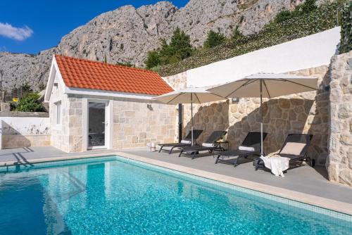 Villa KING with private pool with hydromassage, 4 bedrooms, 3km from sea and town Omiš