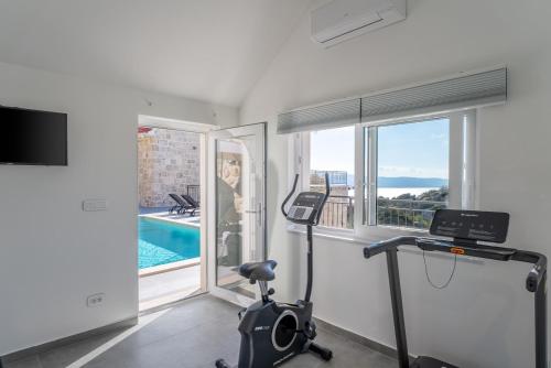 Villa KING with private pool with hydromassage, 4 bedrooms, 3km from sea and town Omiš