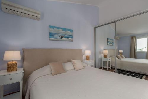 Ένα ή περισσότερα κρεβάτια σε δωμάτιο στο Mediterranes Ferienhaus mit Loungebett, BBQ, privatem Garten, Waschmaschine, klimatisierten Schlafzimmern