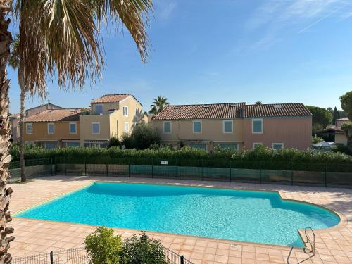 Bazén v ubytování Appartement cosy en bord de mer nebo v jeho okolí