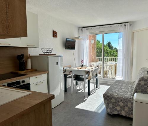 Kuchyň nebo kuchyňský kout v ubytování Appartement cosy en bord de mer