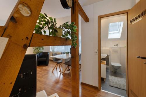 Habitación con escalera y comedor con mesa. en Tifra-living, en Hardenberg
