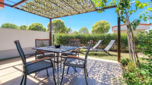 Strandnahes Apartment mit Meerblick, mediterranem Garten, Liegen, Waschmaschine
