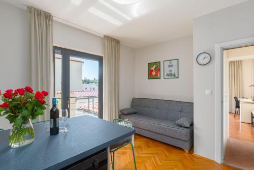 Frisch renoviertes Apartment wenige Gehminuten vom Strand mit privatem Balkon, Klima, Grill, WiFi