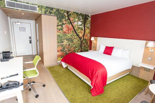 Una cama o camas en una habitación de The Orchard Hotel & Restaurant