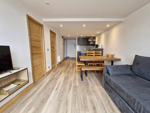 un salon avec un canapé et une table dans l'établissement Appartement cosy 2 pièces, 6 pers, proche pistes et commerces - Wifi - Parking - FR-1-411-174, à Arc 1800