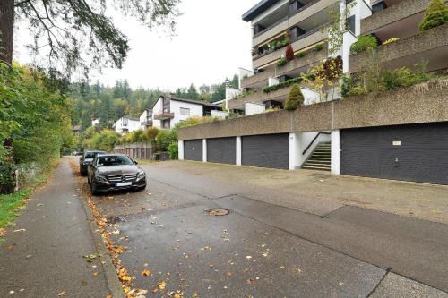 a car parked on a street next to a building at Kaffeehof 3 - 4 Einzelbetten in Bad Liebenzell