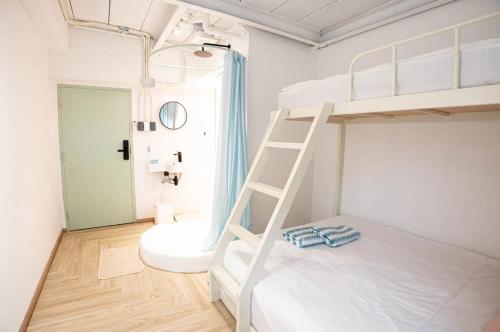 Postel nebo postele na pokoji v ubytování The Greens Khaosan Bangkok