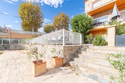 a set of stairs in front of a house at Jouvacations Villa Freser 1 con piscina comunitari in Empuriabrava