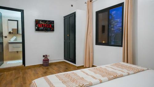 a bedroom with a bed and a window at Weedan Hôtel&Spa Marrakech in Oulad Snaguia