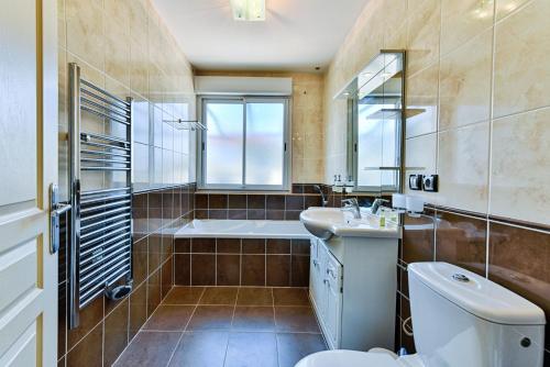 une salle de bain avec une baignoire, des toilettes et un lavabo dans l'établissement Happyfew Le Terra Lucia, à Nice