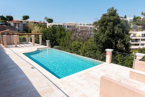 une piscine au milieu d'un immeuble dans l'établissement Happyfew Le Terra Lucia, à Nice