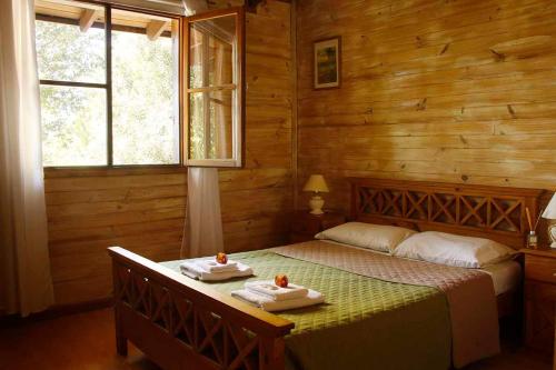 En eller flere senge i et værelse på Cabañas DEL CERRO