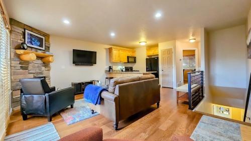 Dapur atau dapur kecil di Rustic Ridge with Gym and Game Room