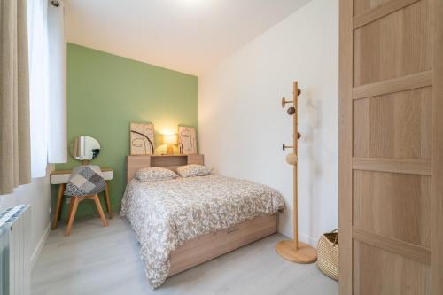 une chambre avec un lit, une table et une chaise dans l'établissement Arau casa - Appt à Sannois avec jardin, à Sannois